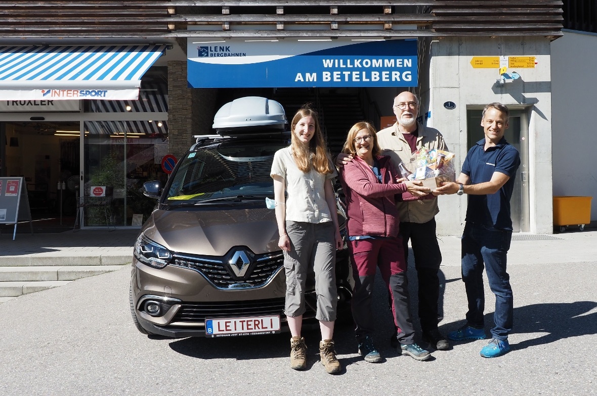 Die langjährigen Stammgäste aus Belgien zeigen ihre Begeisterung für ihren Ferienort mit ihrem Autokennzeichen. Als Dank überreichte ihnen Matthias Werren von den Lenk Bergbahnen ein Kistli mit einheimischen Spezialitäten.