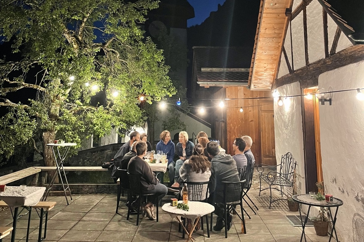 Dolce Vita bei der Kirche mit Kinofilm zum Abschluss Die letzte Runde: gemütliche Stimmung beim Wöschhüsi in Oberwil.