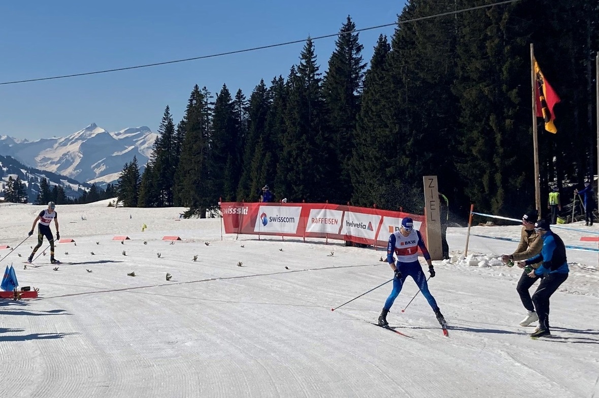 Die letzte Ziellinie überfahren. Dario Cologna wird unter tosendem Applaus mit einer Champagnerdusche empfangen.