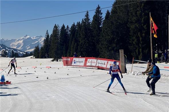 Die letzte Ziellinie überfahren. Dario Cologna wird unter tosendem Applaus mit einer Champagnerdusche empfangen.