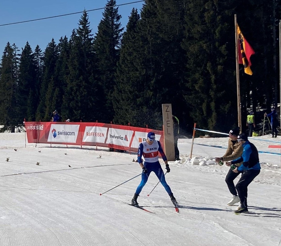 Die letzte Ziellinie überfahren. Dario Cologna wird unter tosendem Applaus mit e...
