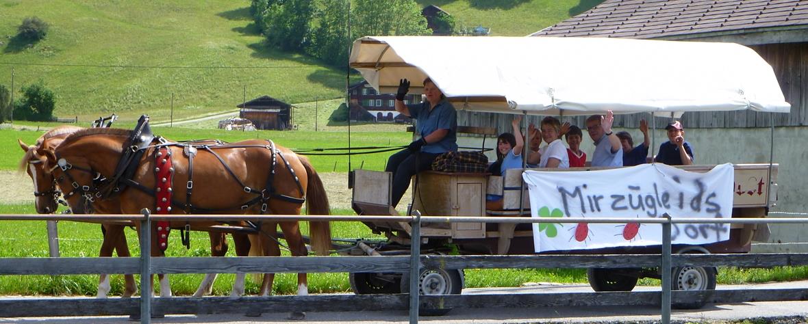 Die letzten Klassen vom Boden und Pöschenried werden an den neuen Schulort im Dorf kutschiert.