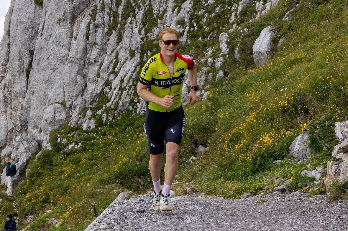 Die letzten Meter lief der OK-Präsident Simon Künzi bis aufs Stockhorn.