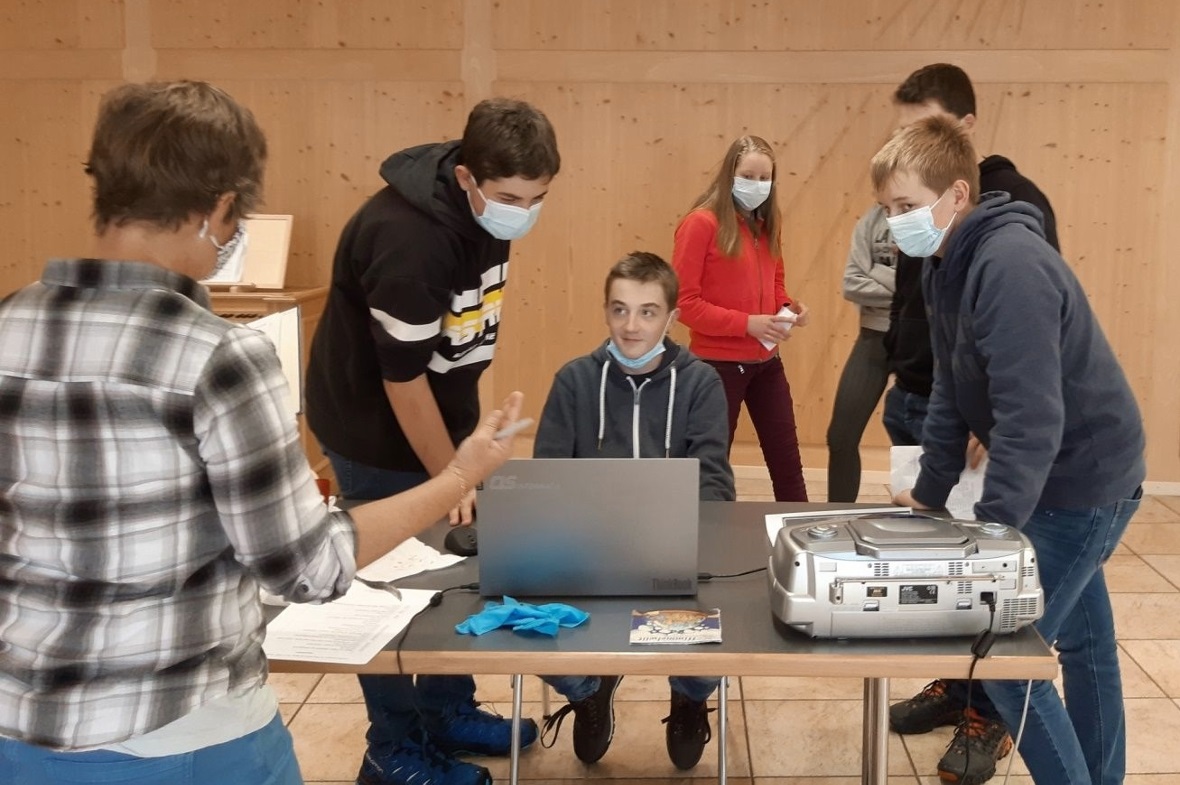 Die letzten Weisungen von Katechetin Gertrud Gobeli im Kirchgemeinderaum.