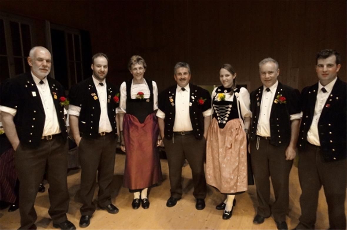 Die mit einem blumigen Anstecker geschmückten Flüehblüemli-Vorstandsmitglieder A...