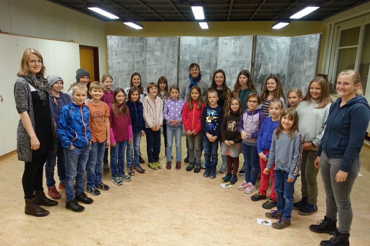 Erstes von zwei Schnupper-Singen fand bei den Neu-Jodlerinnen Gefallen Die muntere Kinderschar der Jungjodlergruppe Obersimmental sang mit ihrer neuen Dirigentin Barbara Moor (links) und Assistentin Steffi Zbären (rechts) zum Abschluss der offenen Singprobe das schöne Jodellied «Danke säge».