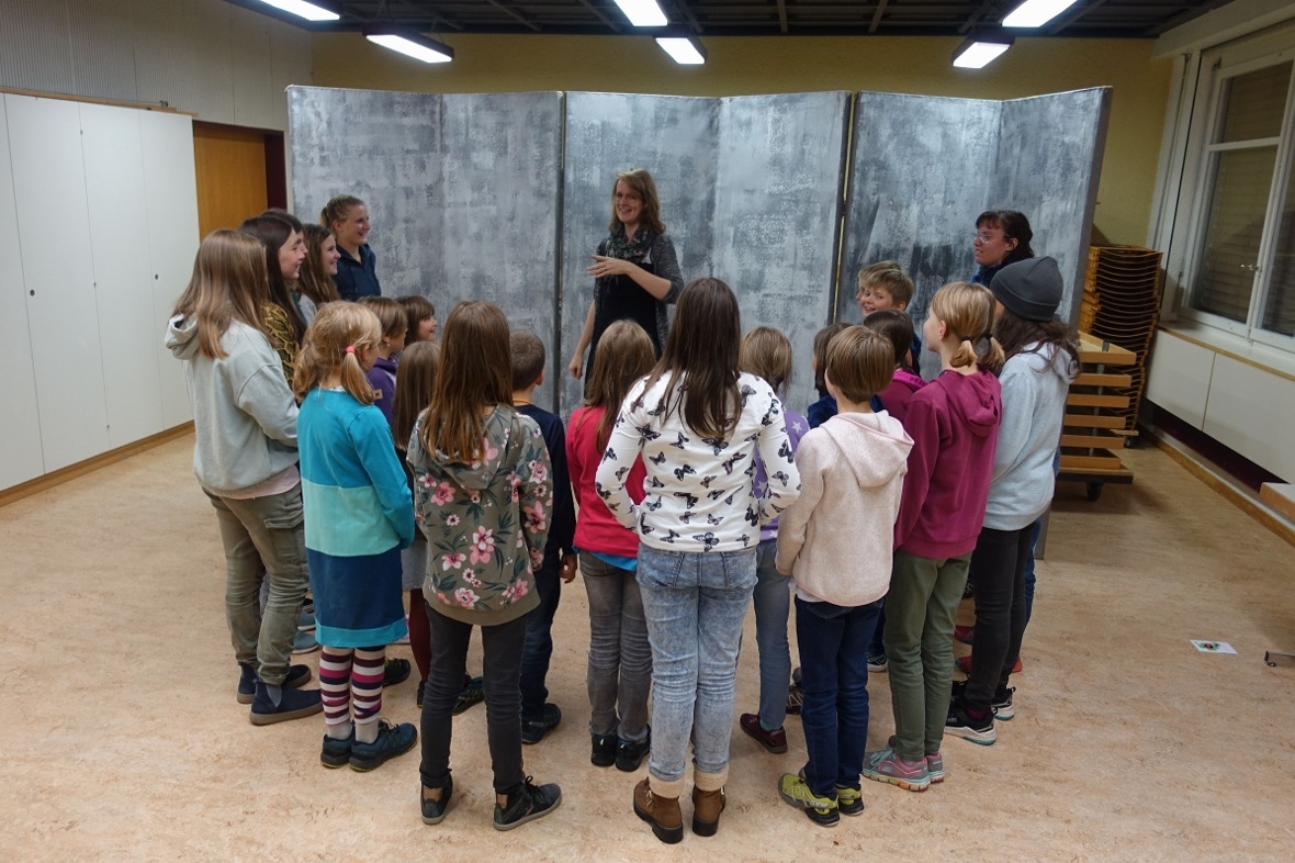 Die muntere Kinderschar der Jungjodlergruppe Obersimmental mit ihrer neuen Dirig...