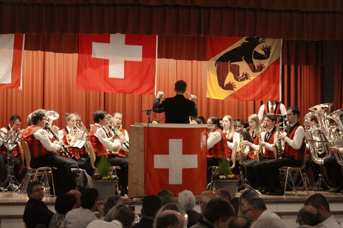 Die musikalisch und optisch exzellent agierende Musikgesellschaft Wimmis, unter der Leitung des bereits in jungen Jahren renommierten Dirigenten und Musikmanagers Marco Aebersold.