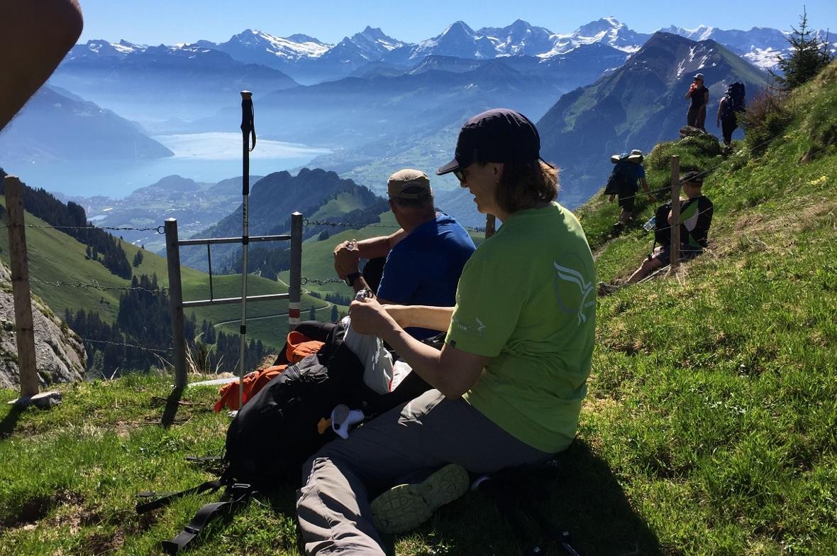 Die nächste Etappe in Sicht mit Wanderleiterin Anita Rossel.