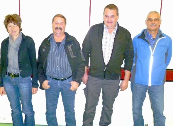 Die neu Gewählten, vorläufig noch mit lachenden Gesichtern. V.l. Anna Bieri, Robert Treuthardt, Jakob Reichen, neue Gemeinderäte. Hermann Maurer, Rechnungprüfungskommission. Weitere «Neue» waren nicht anwesend.