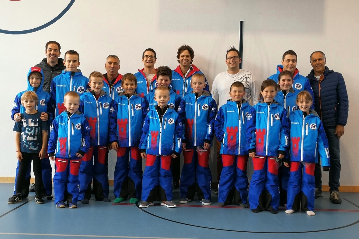 Die neu eingekleidete JO Erlenbach mit den Vertretern der fünf Sponsoren.