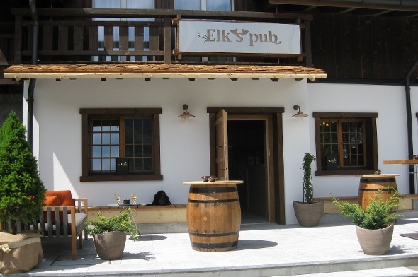 Die neu erstellte Terrasse des Elks Pub.