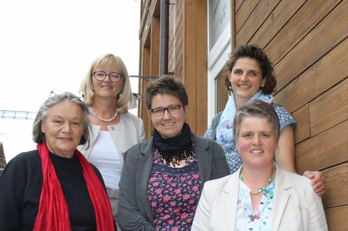 Die neu gewählten Verwaltungsmitglieder: Co-Leiterin und Hebamme Marianne Haueter, Vizepräsidentin Anne Speiser, Alexandra Schläppi, Präsidentin Ursula Michel und Rosmarie Willener (es fehlen Hans Schär und Martin Hefti).