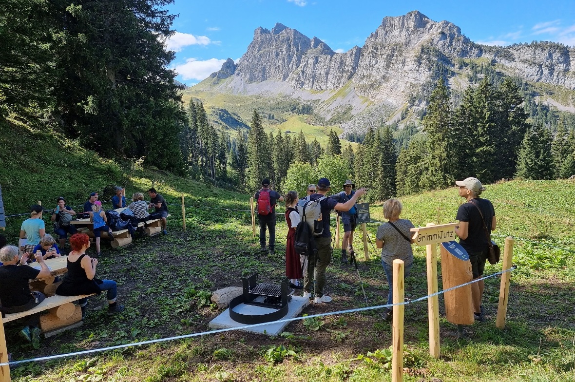 Die neue Feuerstelle ist idyllisch gelegen.