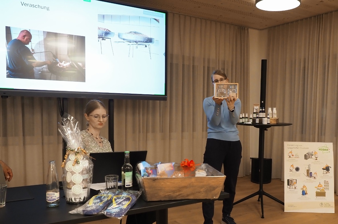 Die neue Inhaberin Denja Mosimann (sitzend) und Nadine Klopfenstein stellten im Anschluss an die Versammlung die Alpendrogerie vor.