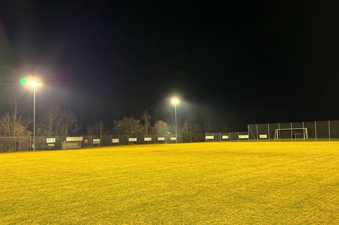 Die neue LED-Beleuchtung auf dem Fussballplatz des FC EDO Simme.