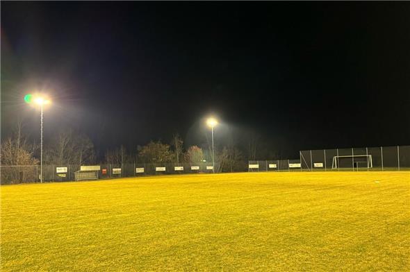 Die neue LED-Beleuchtung auf dem Fussballplatz des FC EDO Simme.