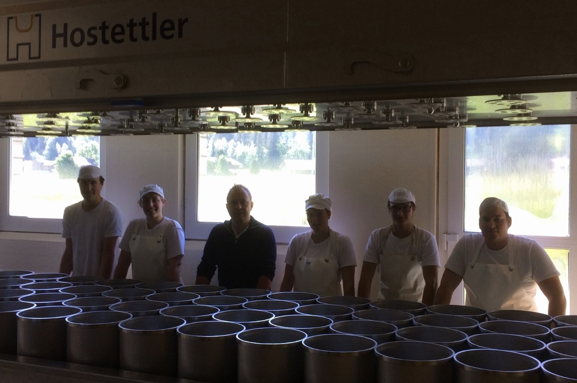 Die neue Lenk Milch Käsepresse verbessert die Milch-Handwerkskunst gewaltig. (von links): Daniel Klopfenstein, Sabine Beetschen, Walter Treuthardt, Maria Lauber, Patrick Heim und Michael Lempen.