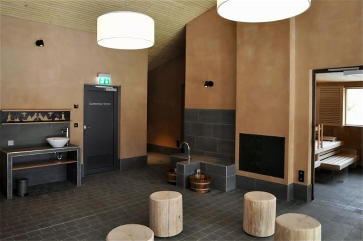 Die neue Saunalandschaft bietet auch einen Blick auf die Bergkulisse.