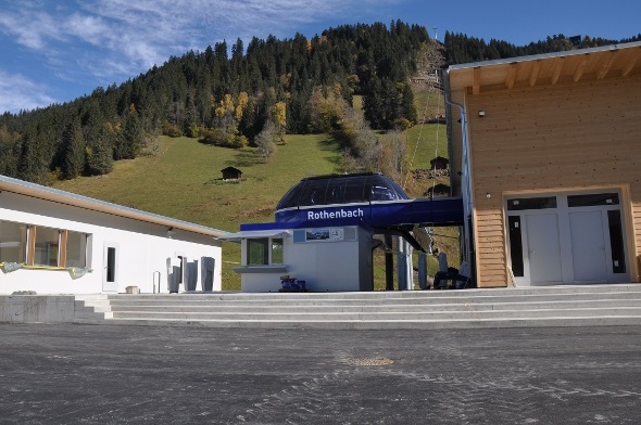 Die neue Talstation der 10er Kabinenbahn Stand-Xpress mit Kassen-, Personal- und Garagierungsgebäude.