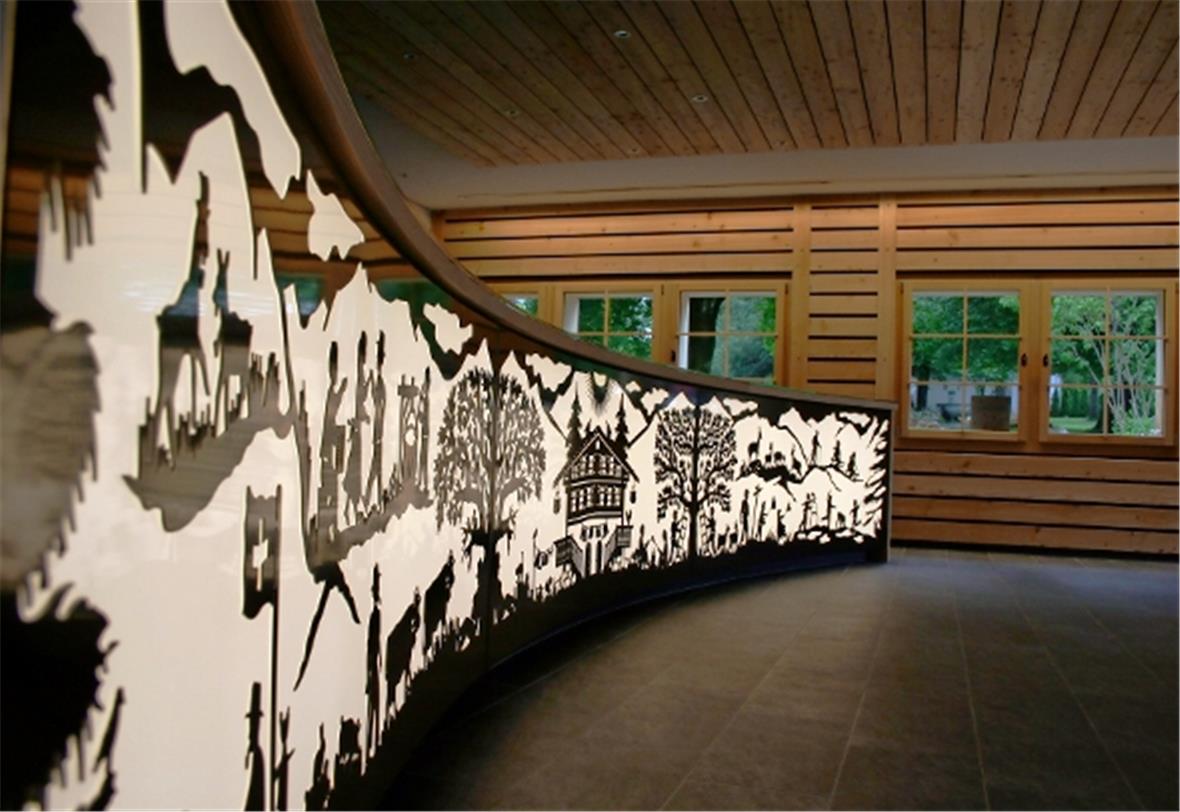 Tourist Center in neuem Kleid Die neue Theke empfängt die Touristen mit einem beleuchteten Scherenschnitt.