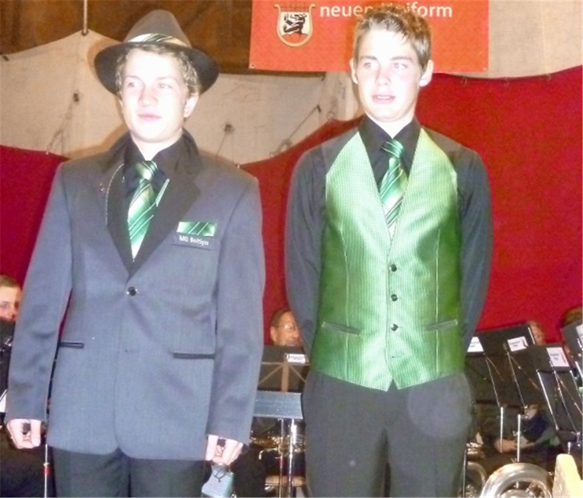 Die neue Uniform der MG Boltigen, rechts das leichte Tenue.