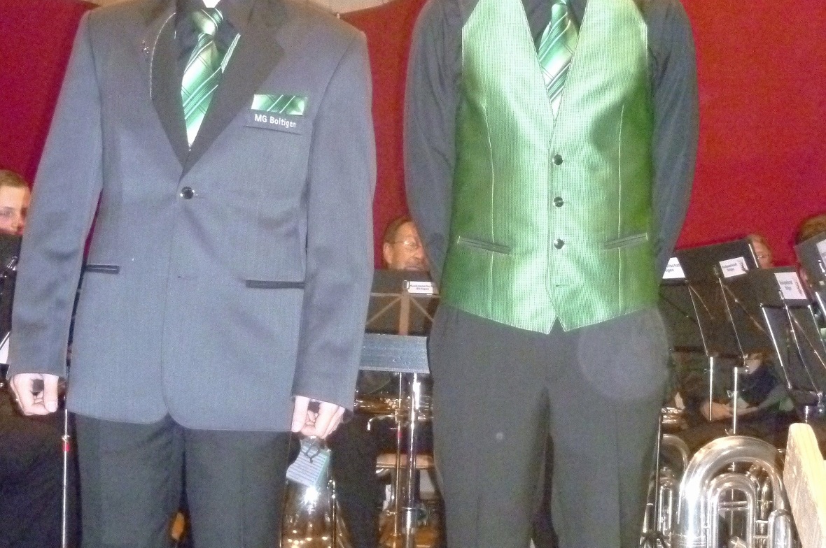 Die neue Uniform der MG Boltigen, rechts das leichte Tenue.