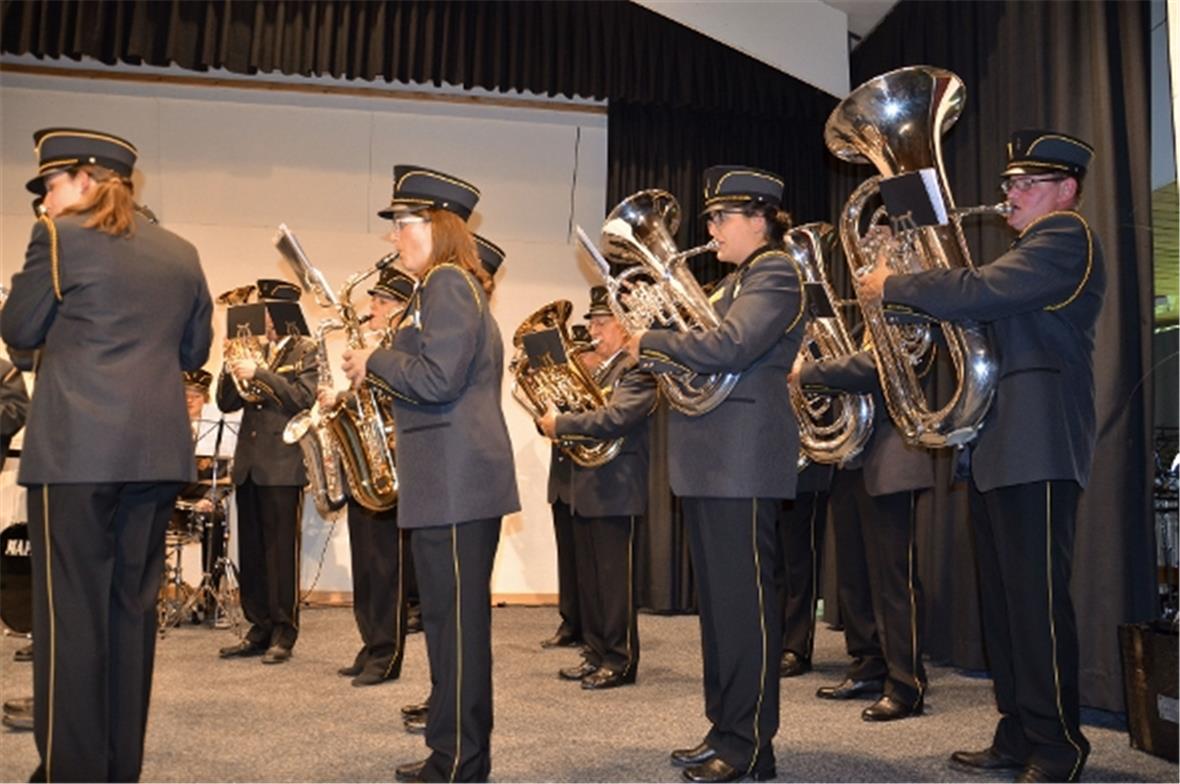 Die neue Uniform – elegant in anthrazitfarbenen Kittel und der schwarze Hose mit...