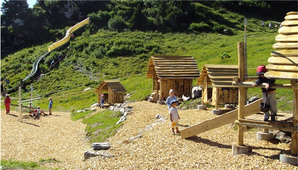 Die neuen Alphüttli auf dem Spielplatz Leiterli lassen Kinderherzen höher schlagen. Lenk Bergbahnen haben 80000 Franken in die Attraktivitätssteigerung von Luchs-Trail, Murmeli-Trail und Spielplatz Leiterli investiert.