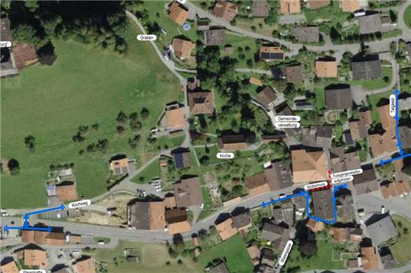 Die neuen Bau-Etappen für die Sanierung der Ortsdurchfahrt Erlenbach erfordern Umleitungen beim Fussgängerverkehr: Sperrung rot, Umleitung blau.