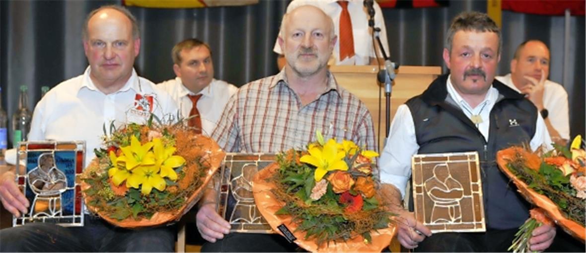 «Bärtel» Albert Moor ist Ehrenmitglied des kantonalen Schwingverbandes Die neuen Ehrenmitglieder Urs Sempach vom SK Oberdiessbach, Erhard Zaugg vom SK Siehen und Bärtel Moor SK Lenk.