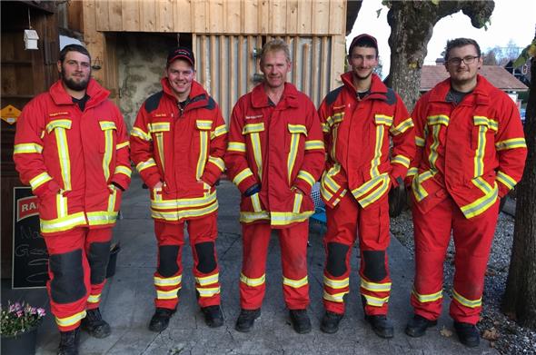 Die neuen Feuerwehrleute Dominik Jungen, Ueli Kunz, Benjamin Anderegg und Daniel Lörtscher nahmen den Abtretenden Reinhold Moser in ihre Mitte.