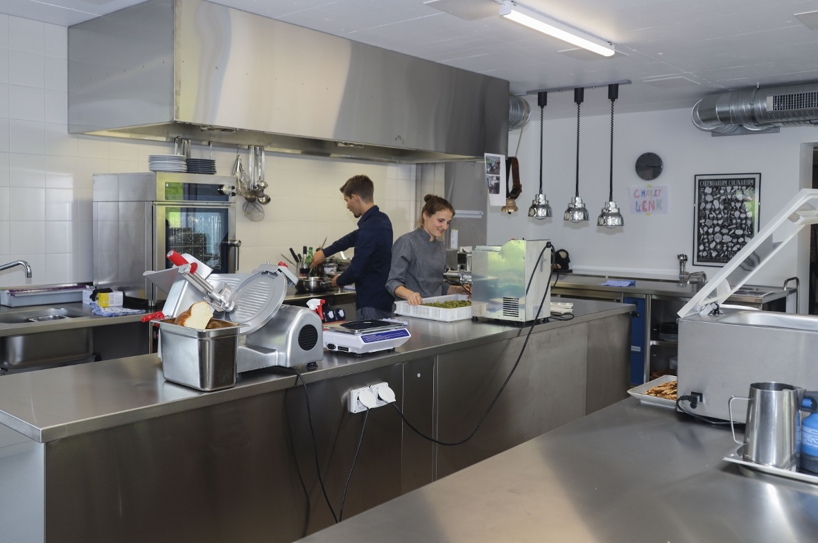 Die neuen Gastgeber im Chalet Lenk in der geräumigen, modernen Küche.