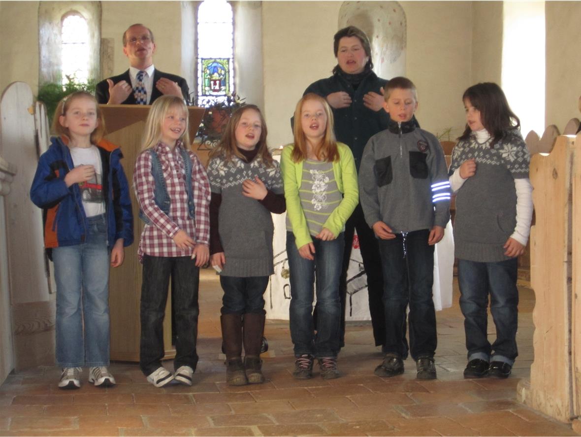 Neue Kirchgemeinderäte Die neuen KUW Schüler helfen im Gottesdienst ein Lied singen.