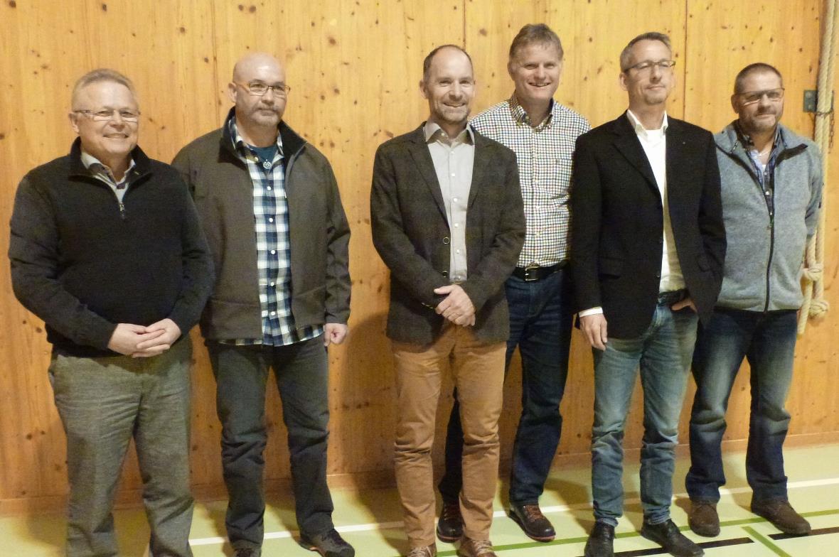 Die neuen Verwaltungsräte Peter Ringgenberg, Res Gerber, Jerun Vils, Peter Dütschler, Daniel Lanz und der wiedergewählte Kurt Luginbühl strahlen Zuversicht aus.