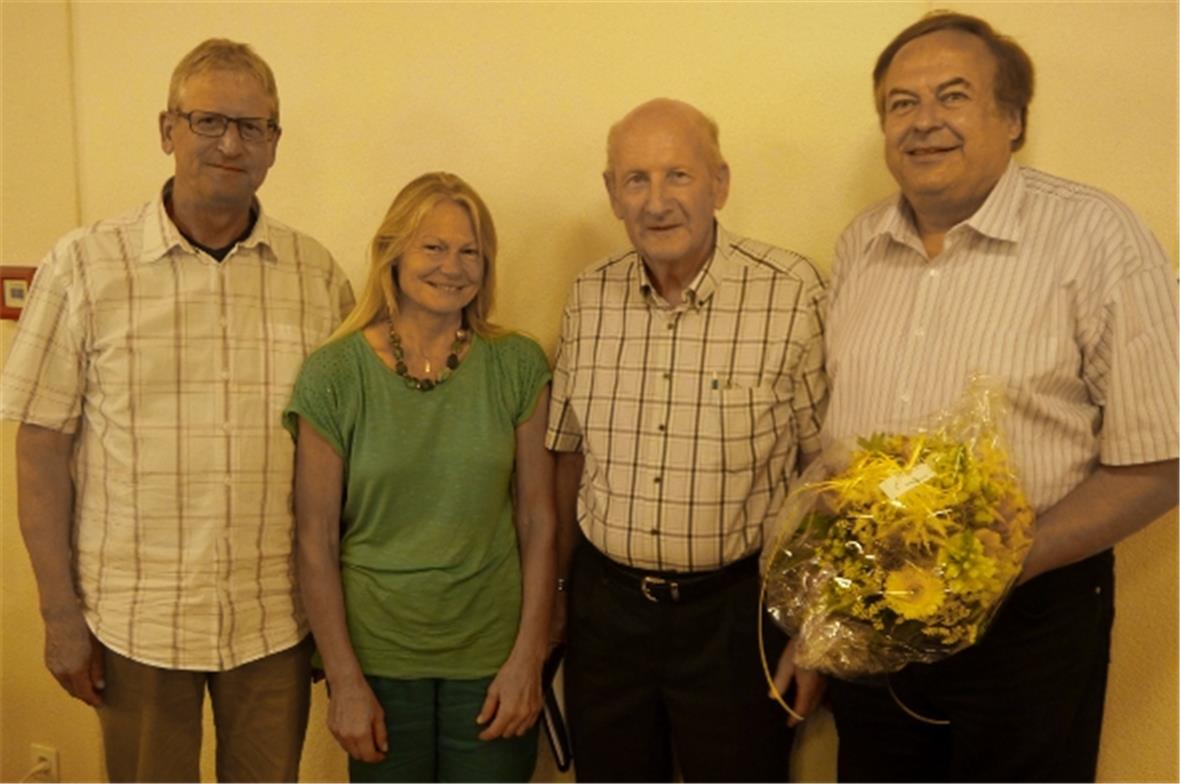 Die neuen Vorstandsmitglieder der Pro Senectute Niedersimmental: Präsident Peter Brügger, Evi Hürlimann und Daniel Hadorn mit dem verabschiedeten Präsidenten Thomas Mann.