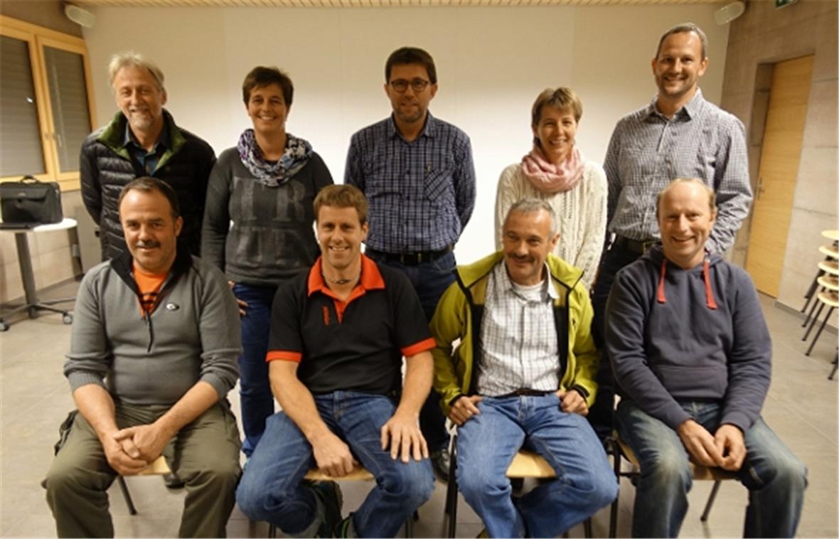 Die neun Mitglieder des aktuellen Gemeinderats drei Wochen vor der letzten Gemeindeversammlung in alter Zusammensetzung: Ruedi Werren, Käthi Rösti, Albin Buchs, Monika Krieg, Patrick Aegerter, (hinten), Christian Moor, Jürg Grünenwald, Martin Bühler und Matthias Gobeli (vorne). Die vier Gemeinderäte links scheiden per Ende Jahr aus dem Gemeinderat aus.