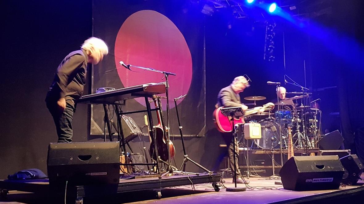 Die niederländische Band «Nits» trägt viel Musik, noch mehr Geschichten und etwa...