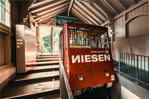 Die nostalgische Niesenbahn startet seit 1910 in der Talstation von Mülenen.