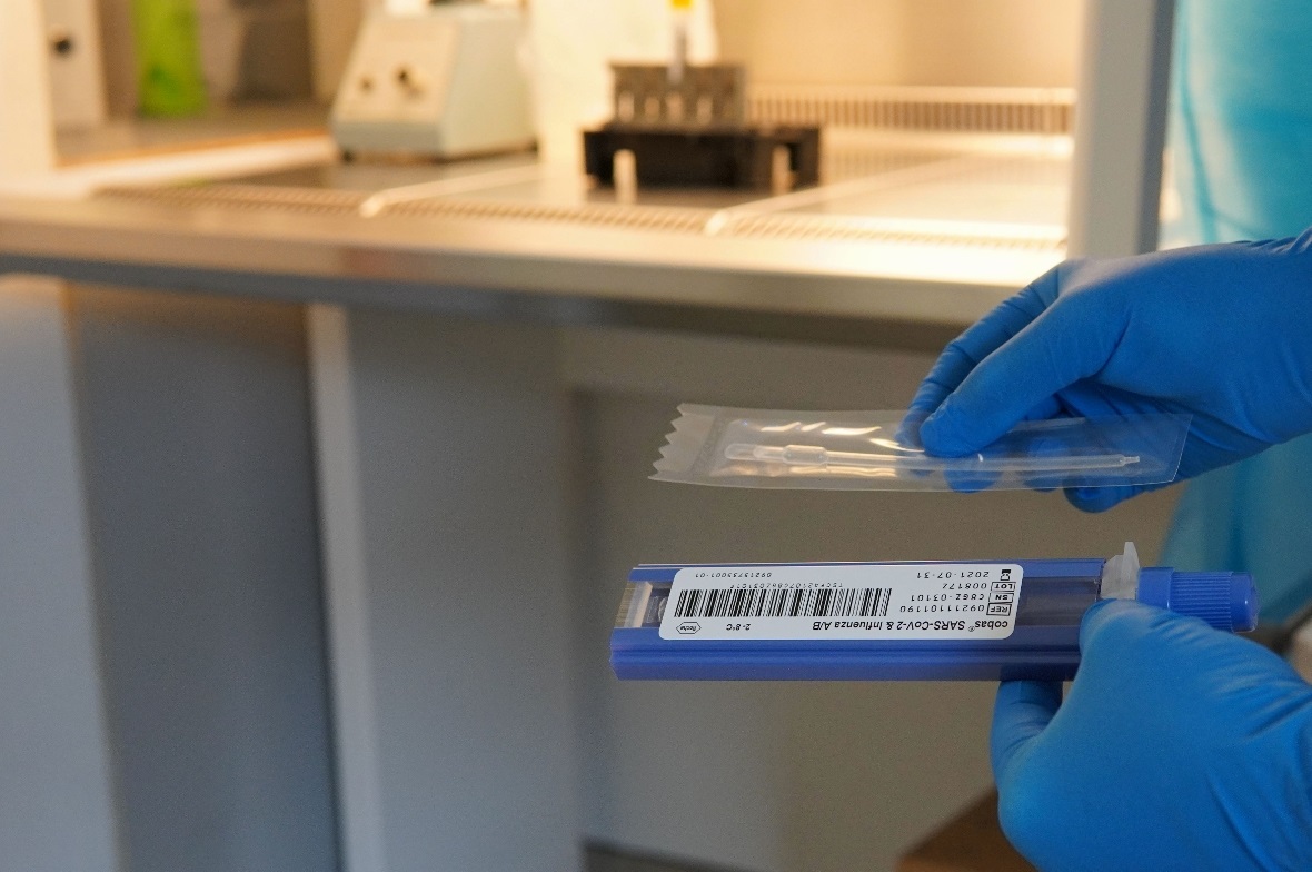 Die notwendigen Reagenzien werden fix und fertig in Kartuschen geliefert. Und mi...