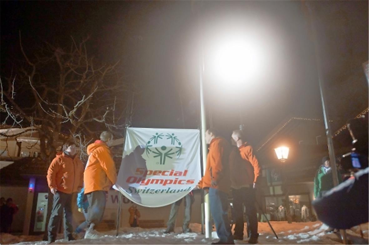 Die offizielle Flagge von Special Olympics Switzerland wird aufgehängt.