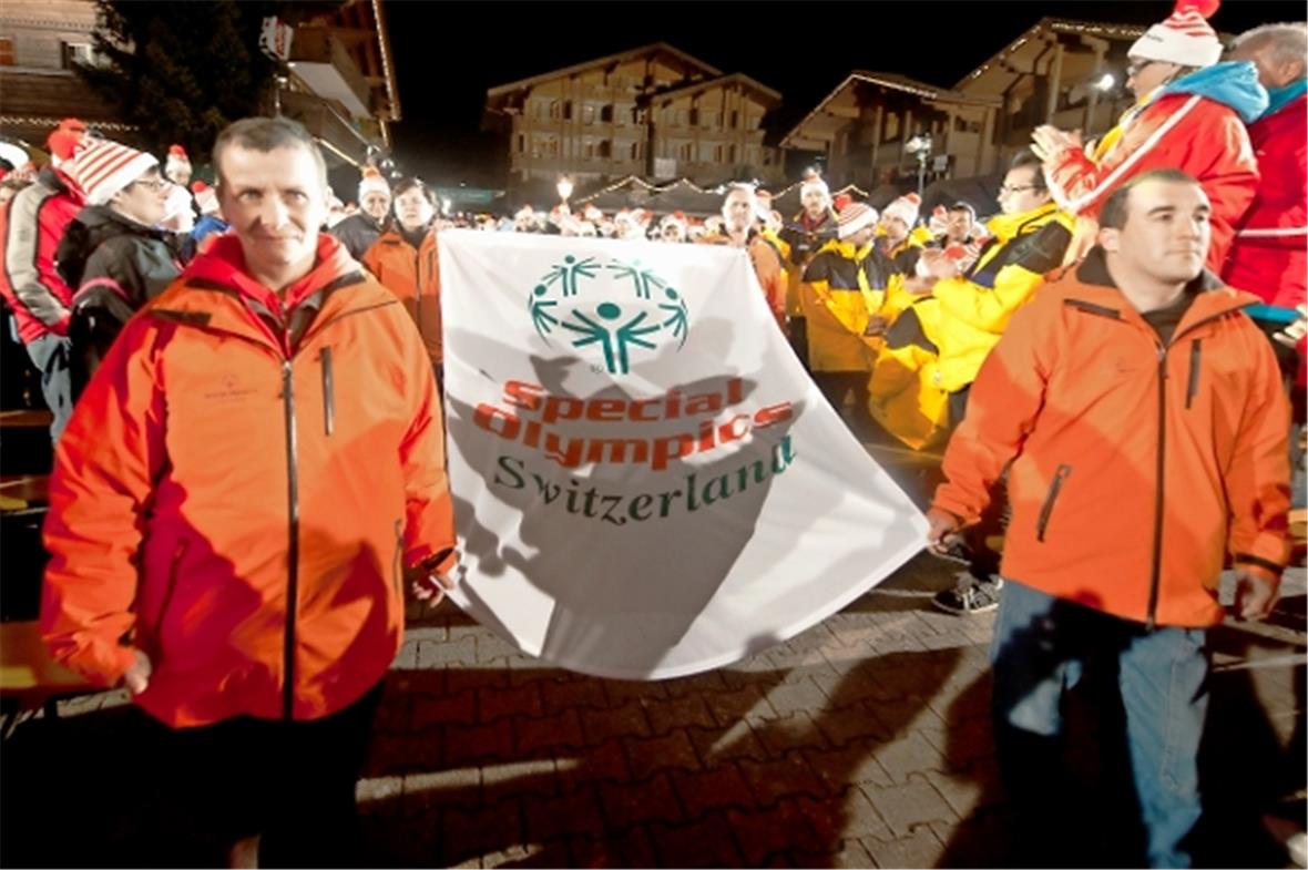 Die offizielle Flagge von Special Olympics Switzerland wird nach vorne getragen,...