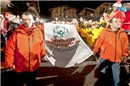 Die offizielle Flagge von Special Olympics Switzerland wird nach vorne getragen,...