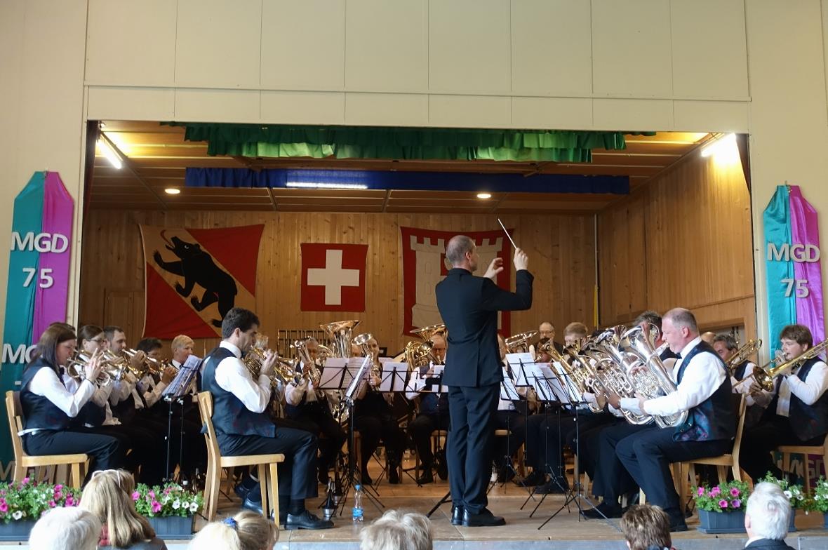 Die organisierende Musikgesellschaft Därstetten trug unter der Leitung von Bernh...