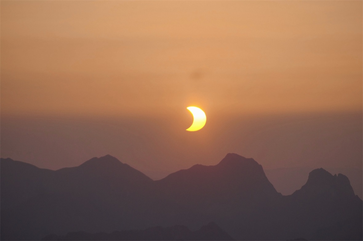Die partielle Sonnenfinsternis vom Niesen aus gesehen.