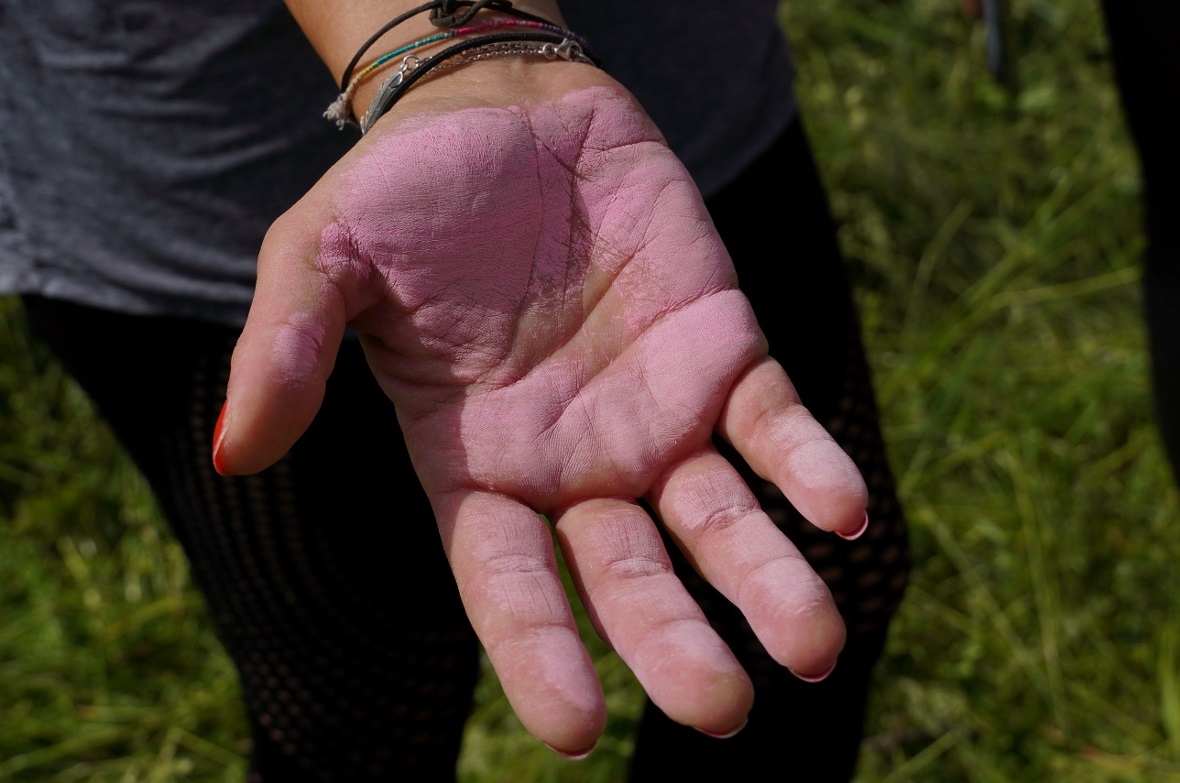 Die pinke Kreidefarbe löst sich von den Panzersperren leicht wieder ab.