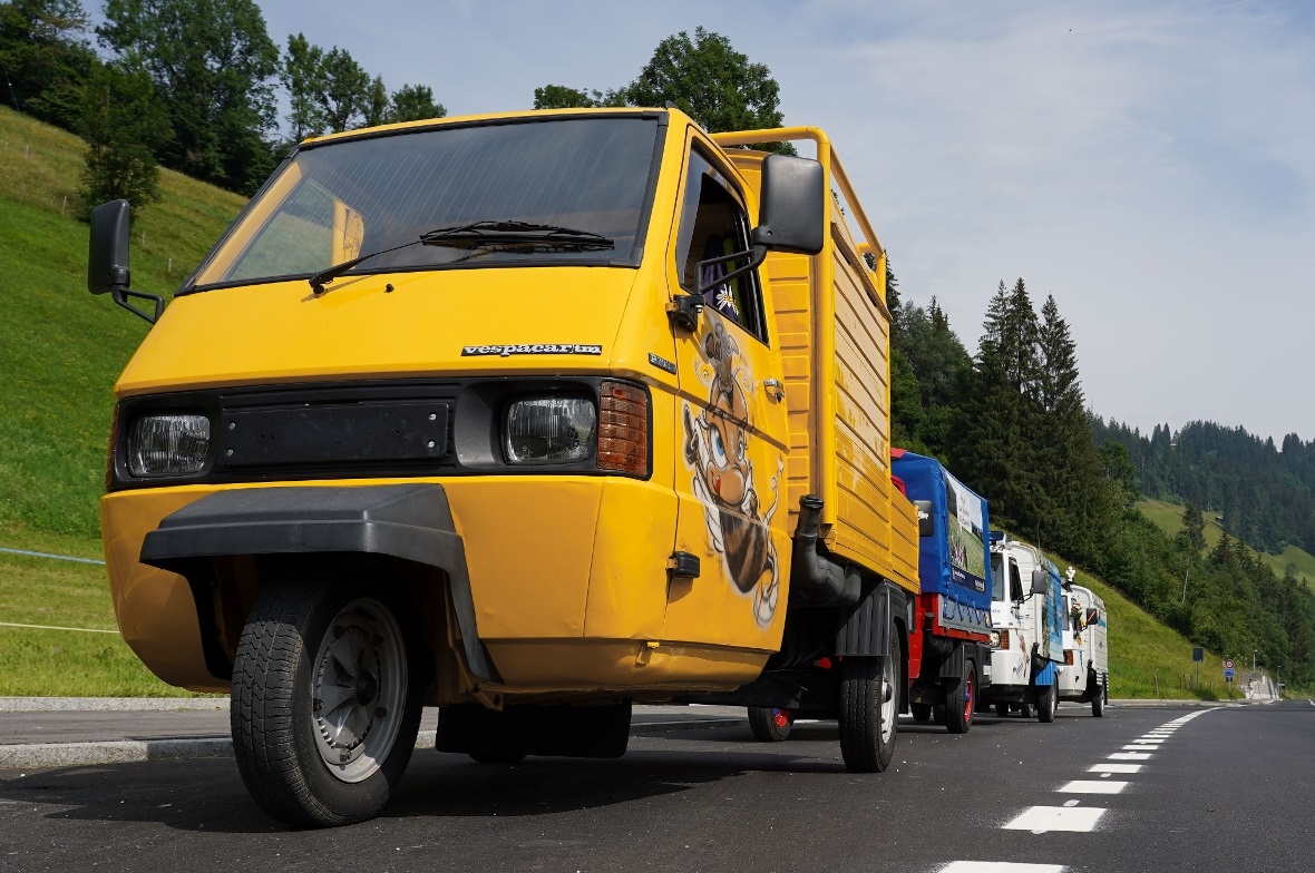 Die postgelbe Ape von Bruno Müller führte den Zug der Piaggio-Liebhaber in Zweisimmen an.