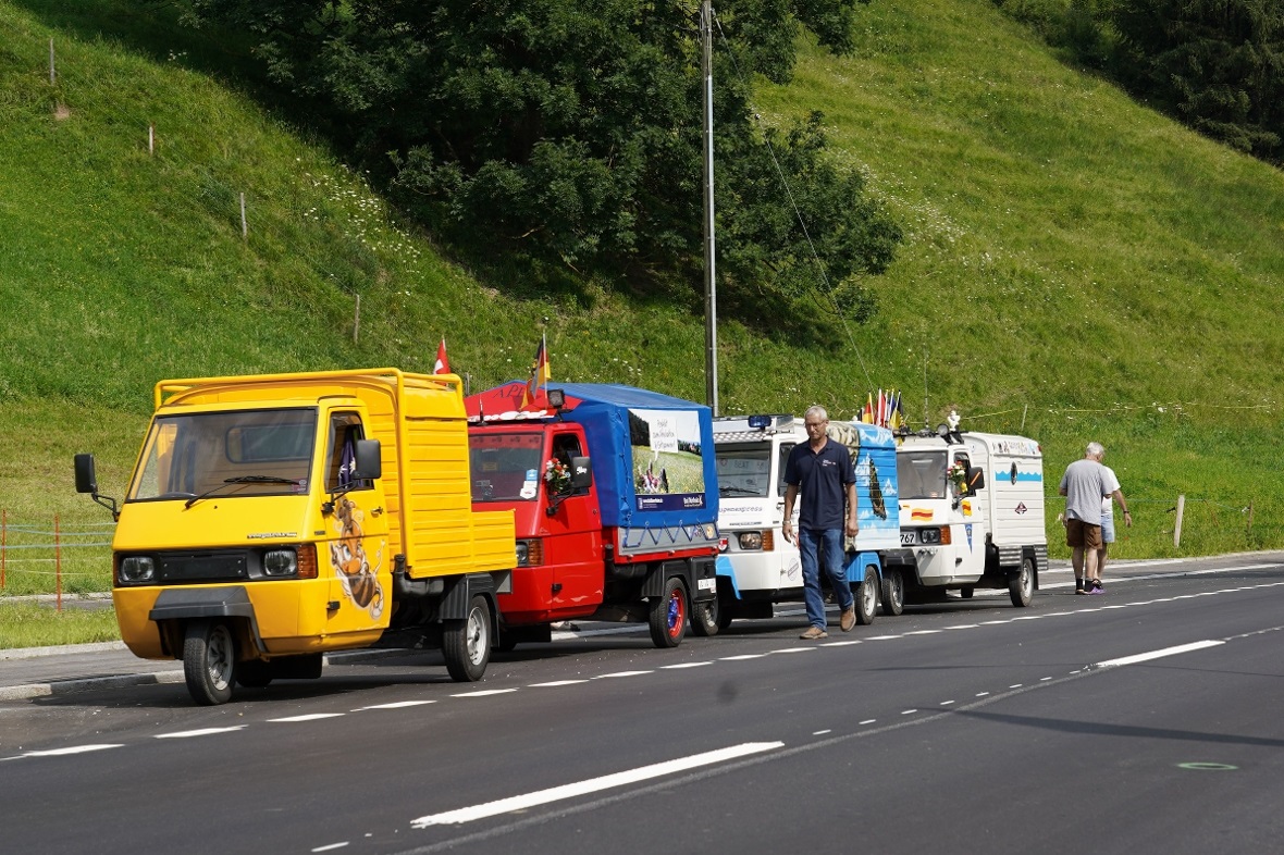Die postgelbe Ape von Bruno Müller führte den Zug der Piaggio-Liebhaber in Zweis...