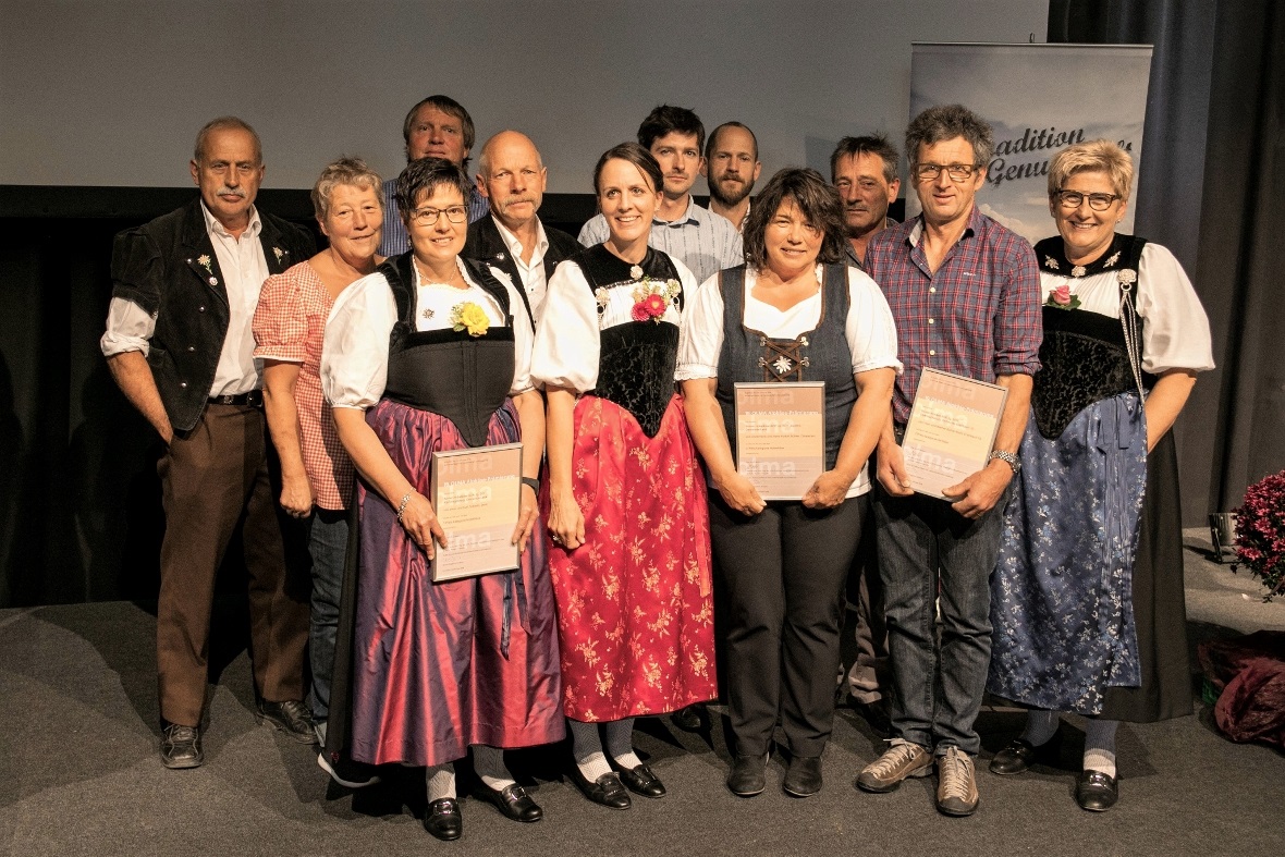 Die prämierten Käserinnen und Käser aus dem Simmen- und Diemtigtal an der Ostsch...