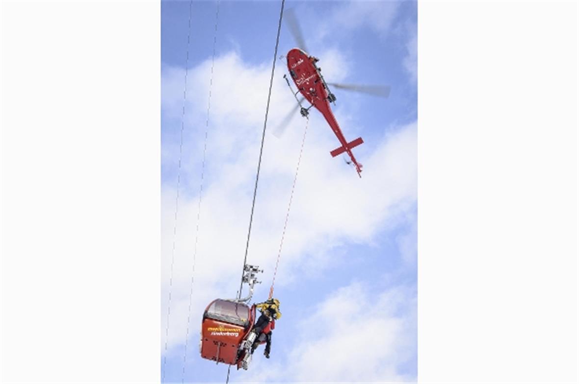 Die professionelle Rettung mit dem Helikopter.